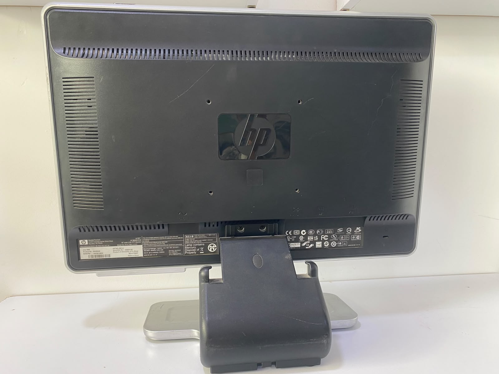 MONITOR USADO HP 19" – COLOR GRIS Y NEGRO – VGA - Imagen 2
